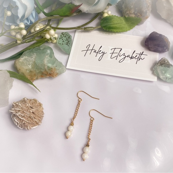 25. White Shell Dangle Earrings - Picture 3 of 3